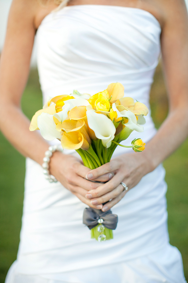 yellow and white calla lily bouquet - photo by Chicago based wedding photographers Harrison Studio
